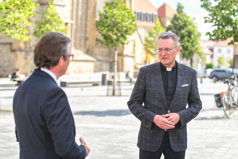Michael Dreier beim Gedankenaustausch mit Dompropst Monsignore Joachim Göbel