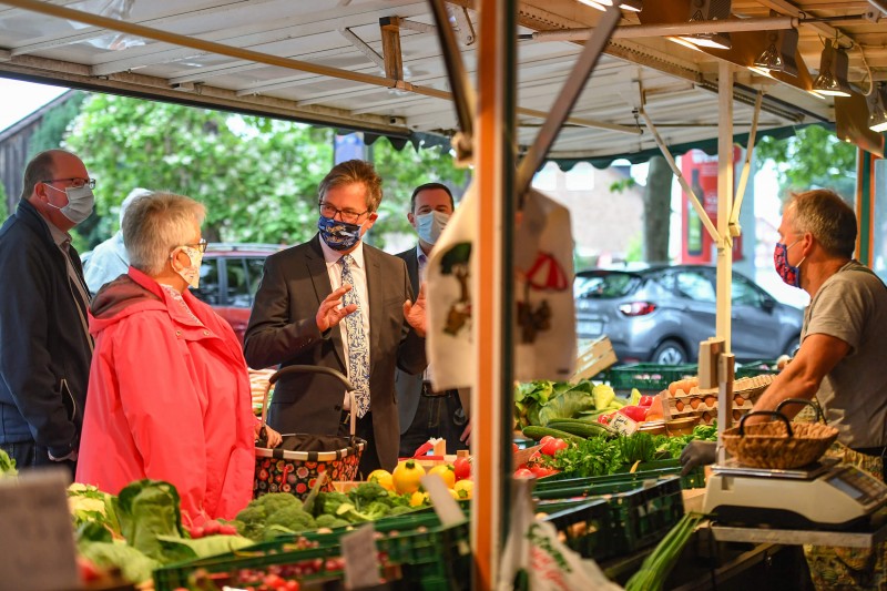 Mit heimischen Kommunalpolitikern auf dem Wochenmarkt in Elsen
