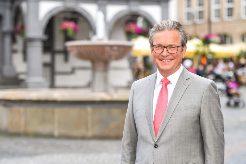 Michael Dreier vor dem Paderborner Rathaus