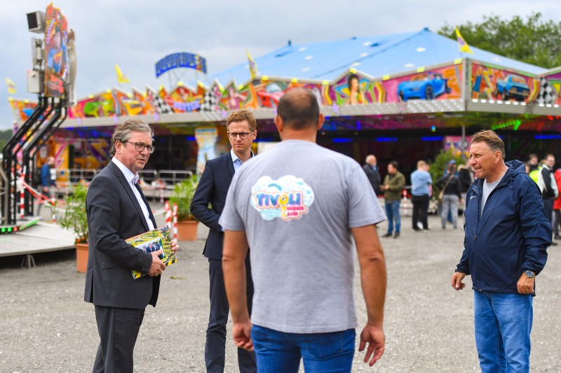 Auf dem Tivoli in Schloß Neuhaus: Politiker bei den Schaustellern