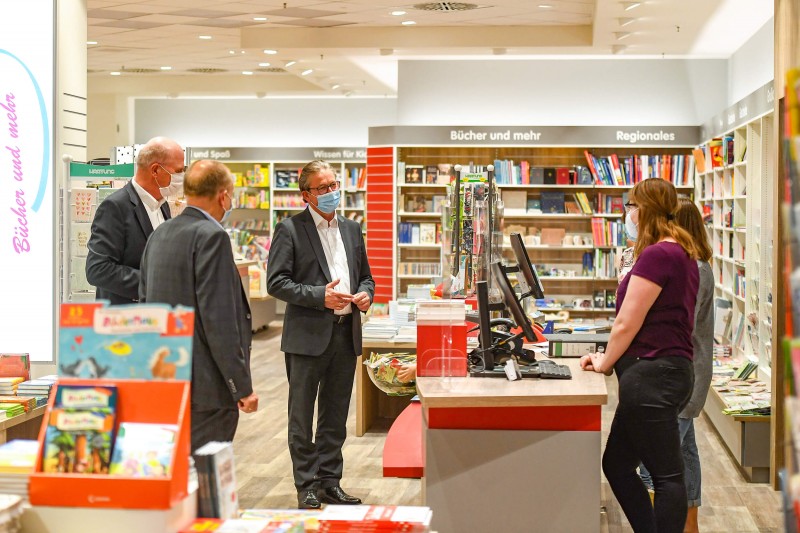 Michael Dreier im Gespräch mit Mitarbeiterinnen einer Paderborner Buchhandlung